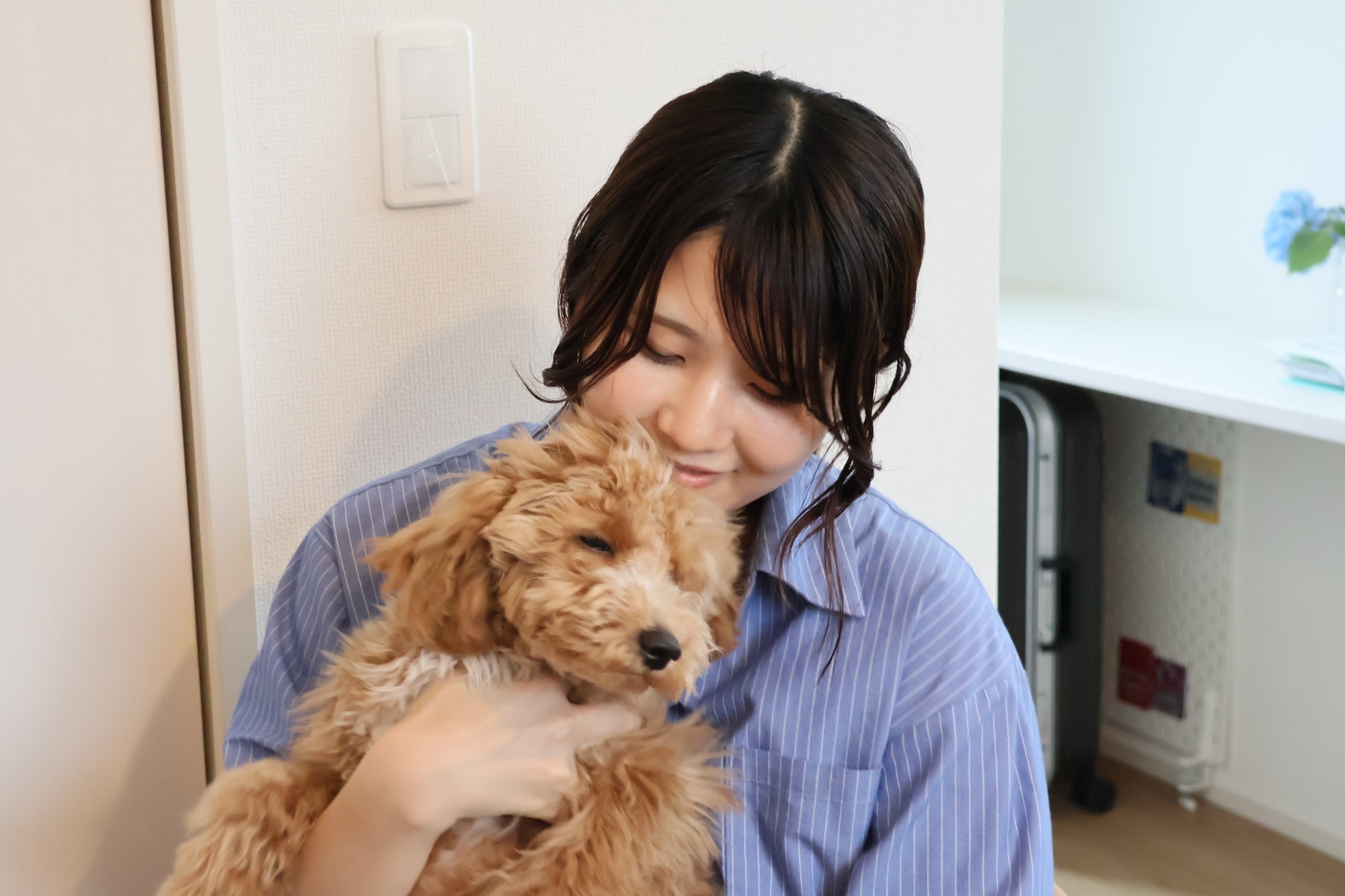 愛犬を抱く馬瀬さん