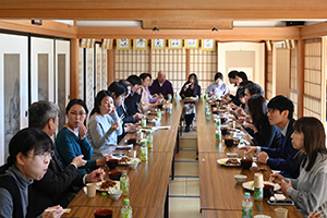 かつめしを食べる棋士と参加者