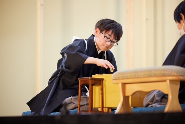 テーブルマーク関東大会の決勝の舞台で将棋を指す山野さん