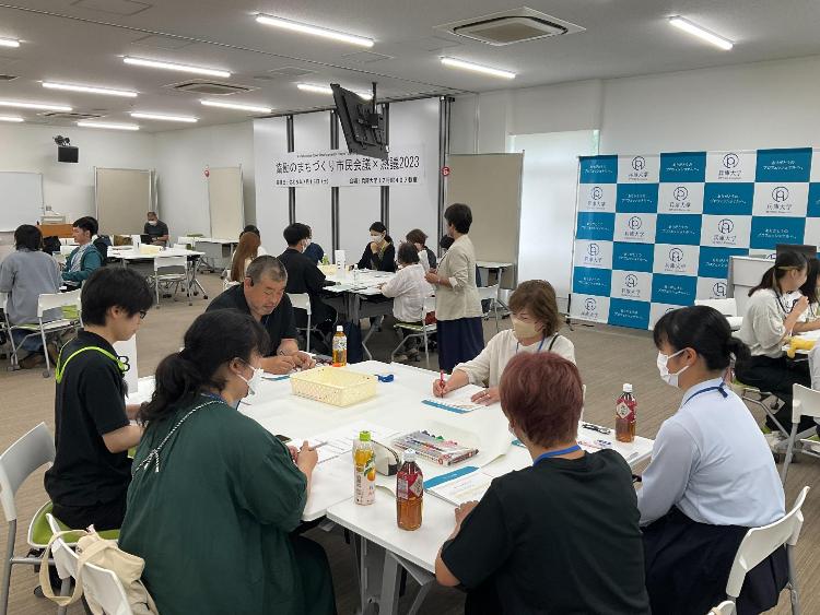 熟議で話し合っている様子