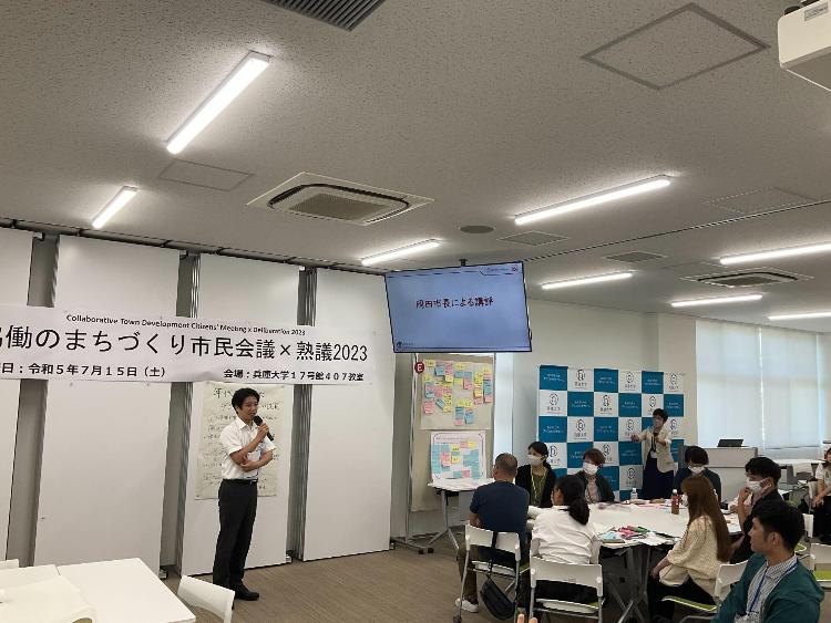 熟議で講評する岡田市長