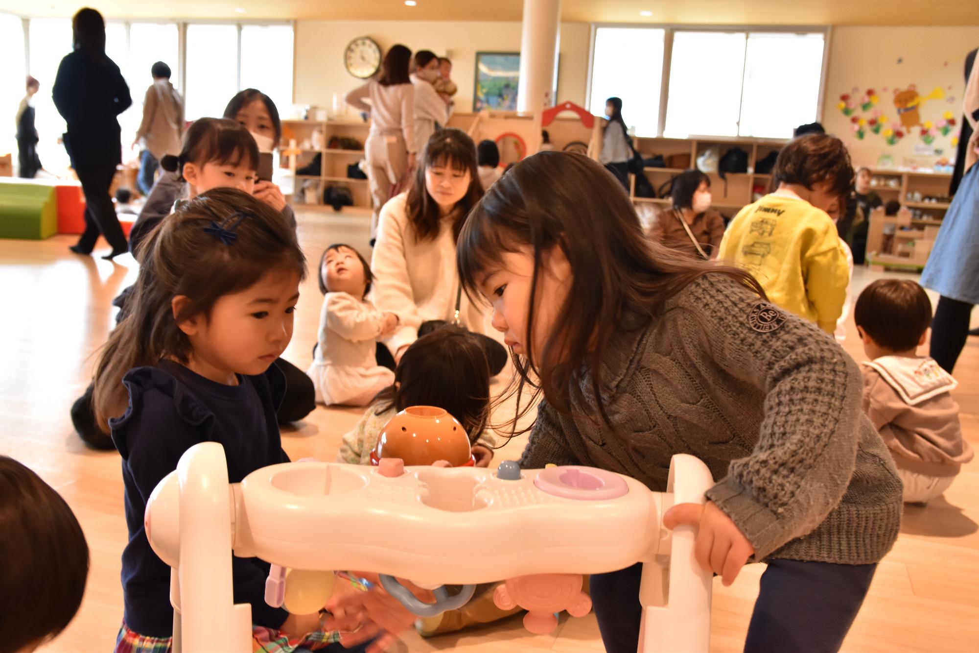 おもちゃの贈呈式で寄贈されたおもちゃで遊ぶ子供たち