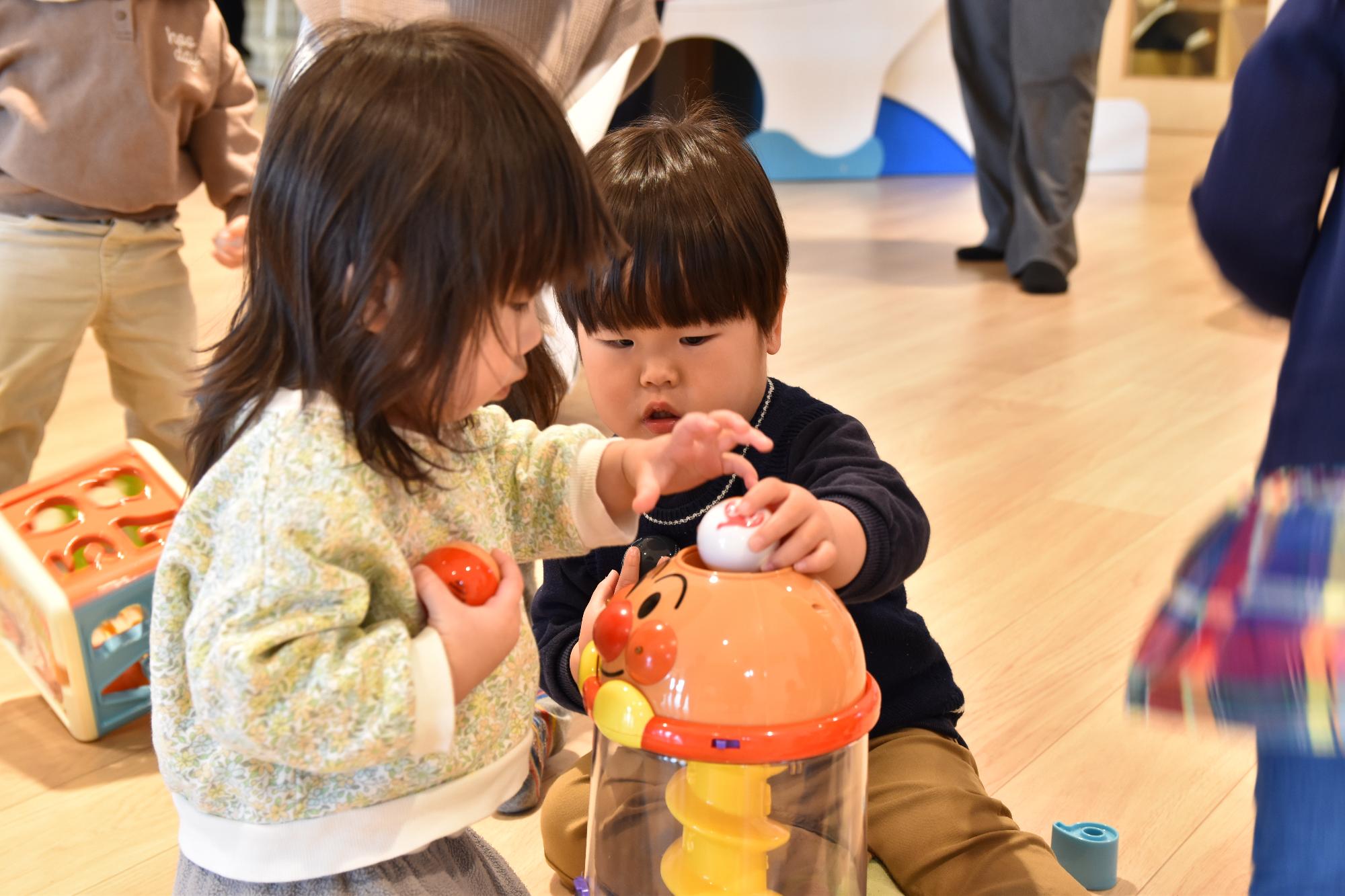 おもちゃの贈呈式で寄贈されたおもちゃで遊ぶ子供たち
