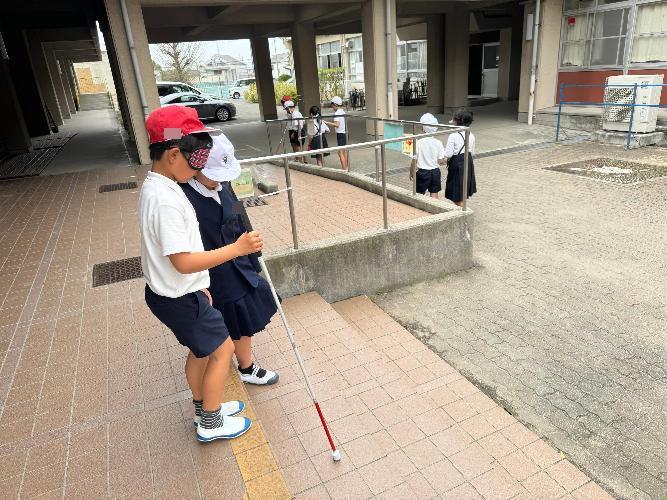 白杖を使って、階段を降りることに挑戦する写真