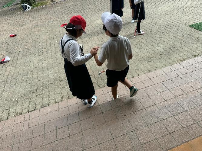 白杖を使って、階段を降りることに挑戦する写真