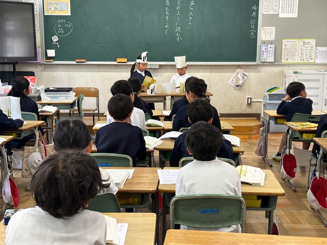 2組は国語「ふきのとう」音読会をしています。