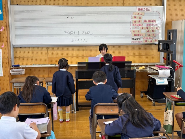 3組は音楽の時間です。校歌を歌っています。