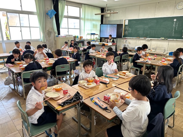 1組は給食を食べています。