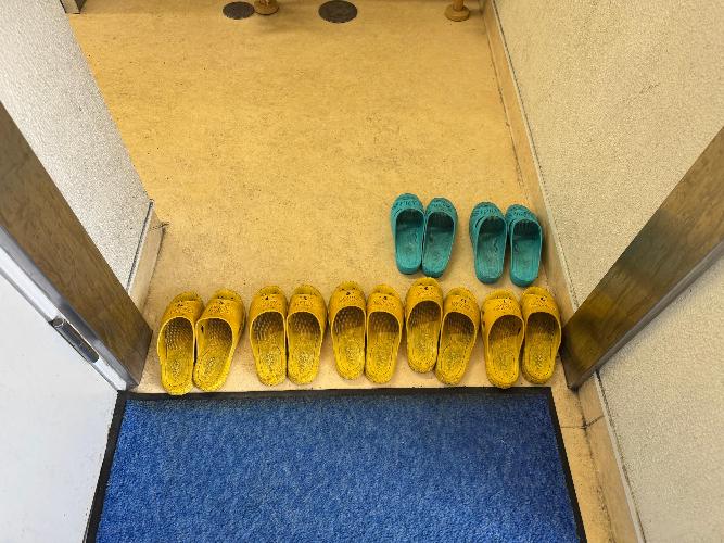 男子トイレのスリッパの写真