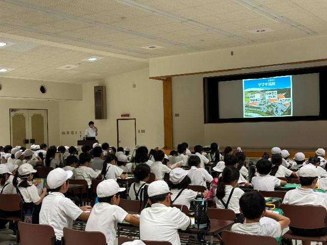 工場にて、働く人からお話を伺う写真