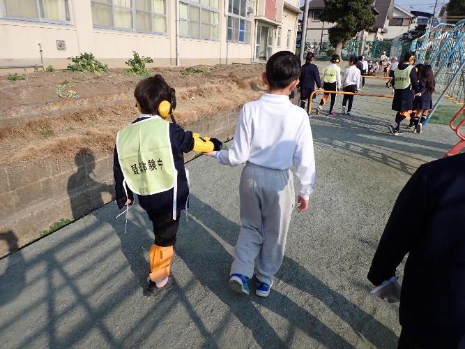 外を歩く児童の写真