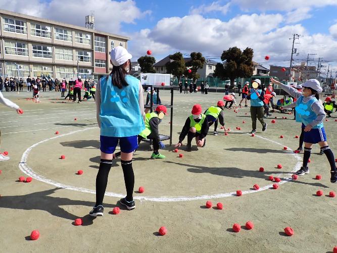 玉入れをする子ども達の写真