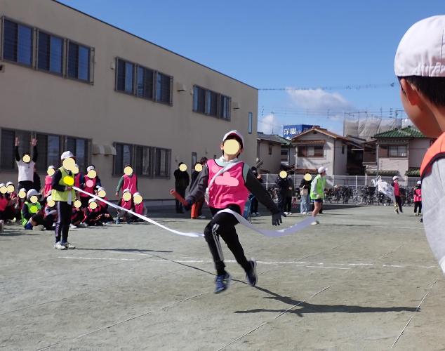 リレーでゴールする子どもの写真