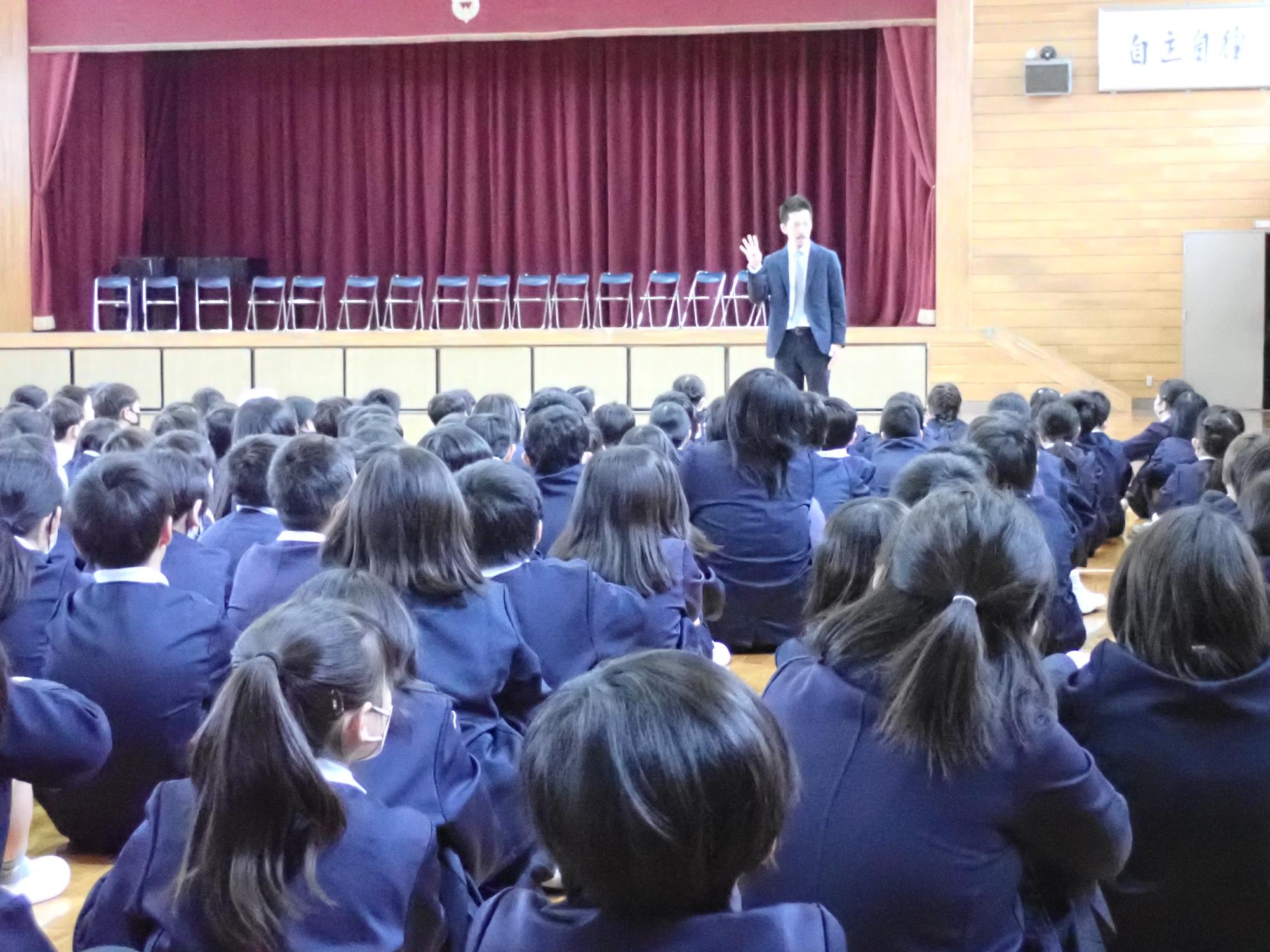 始業式後の学年集会の様子の写真