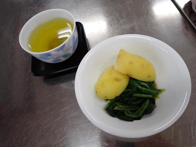 茹で芋お浸し緑茶の写真
