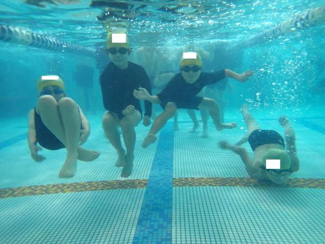 水中でポーズをとる子どもの写真