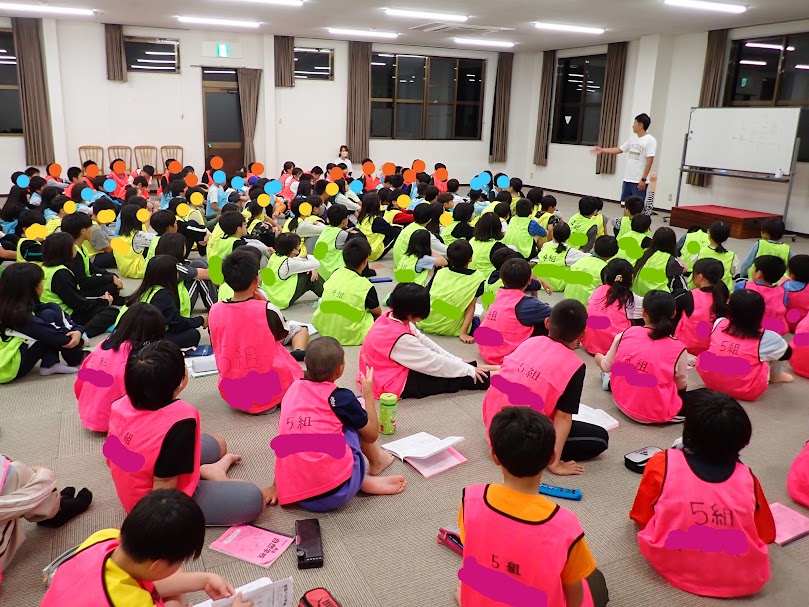 話を聞く子供の写真