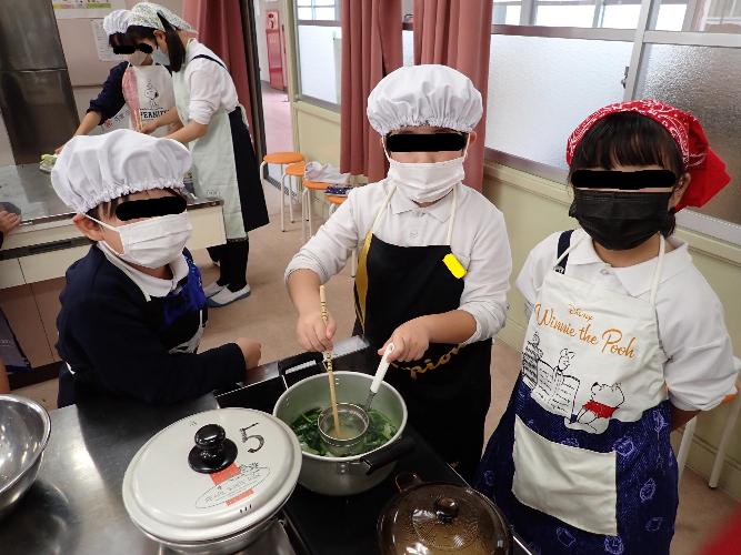 調理実習をする子ども達の写真