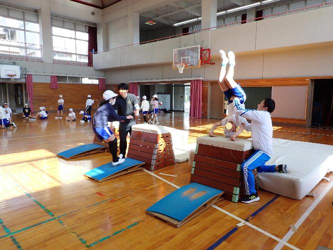 頭はね跳びの練習をする子ども達の写真