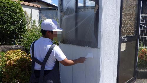 警備小屋　白ペンキを塗る