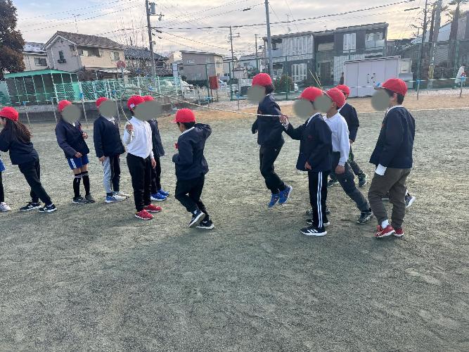 大繩を跳ぶ子どもたちの写真