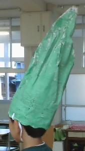 子どもの顔より大きなおくらの帽子です。
