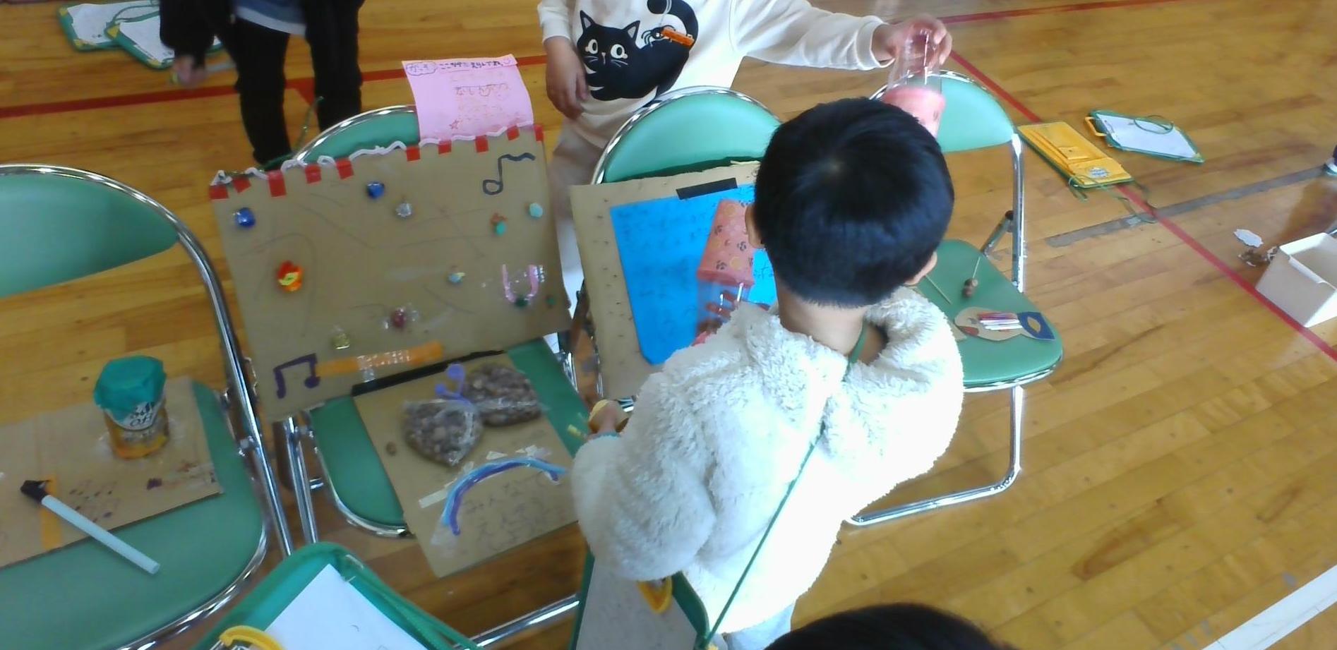 秋の楽器体験をする子ども