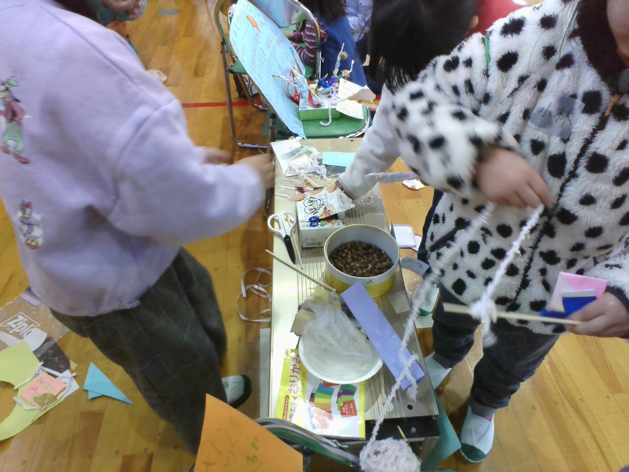 ステッキ作りを体験する子どもたち