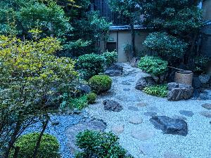 修学旅行で泊まる旅館のお庭。