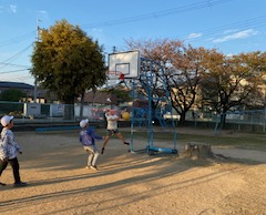 バスケットで遊ぶこども