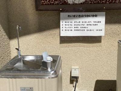 設置された冷水機とその注意