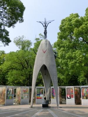 広島平和記念公園内にある原爆の子の像の写真