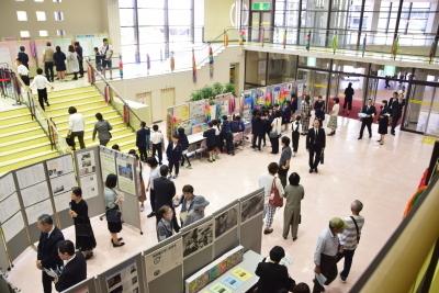 市民会館中ホールのホワイエに展示された「平和を考える資料展」の展示風景の写真