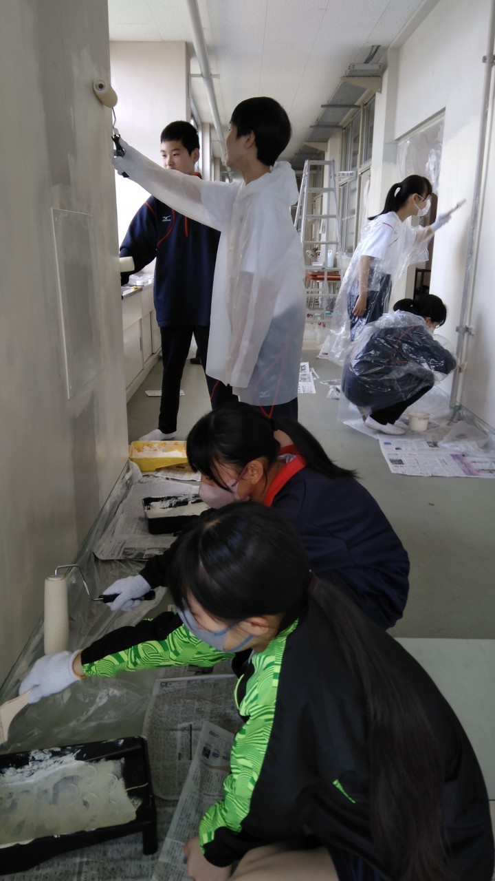 休日対応学校作業壁塗り