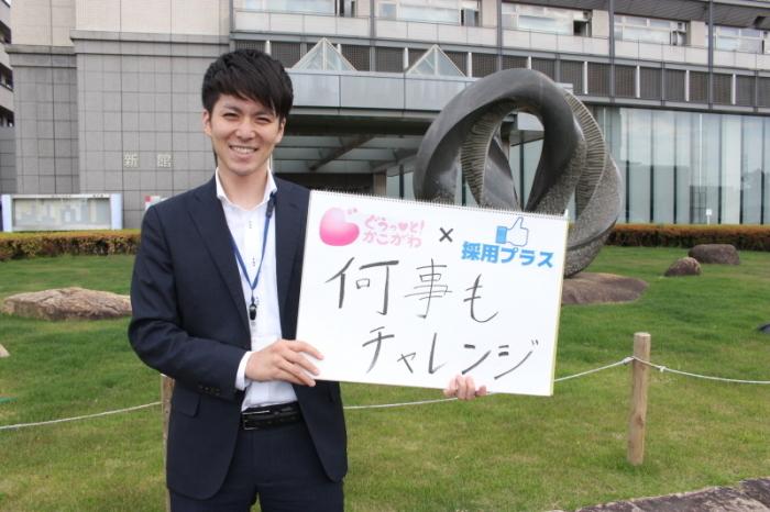 「何事もチャレンジ」と手書きされたスケッチブックを持つ北村さんの写真