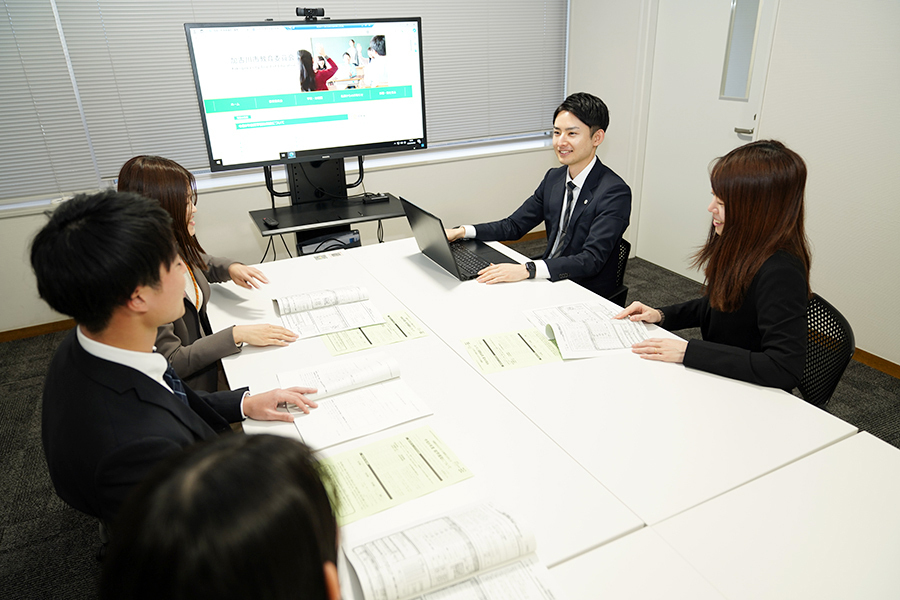 会議で発言する教育総務部学務課の古橋さんの写真