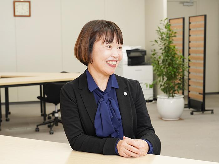 本インタビューに答える市民協働部スポーツ・文化課小口課長の写真