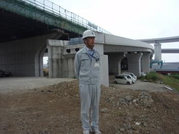建設部道路建設課土木職の高橋大始さんが現場で仕事をしている写真