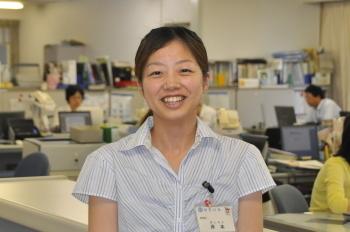 平成20年に採用された福祉部健康課の保健師、竹内麻里さんの写真