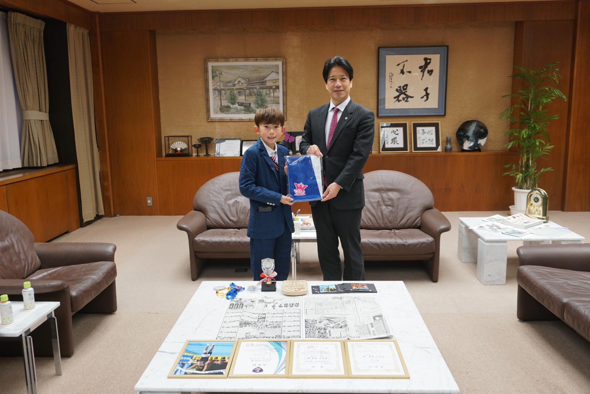 長谷川晴海さんと市長、教育長の写真