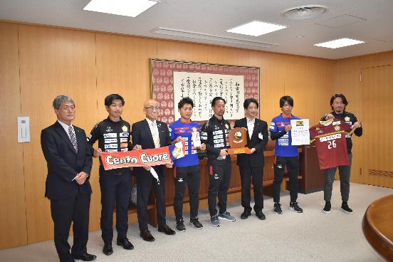 天皇杯JFA第102回全日本サッカー選手権大会に出場する選手・関係者と対応者の写真