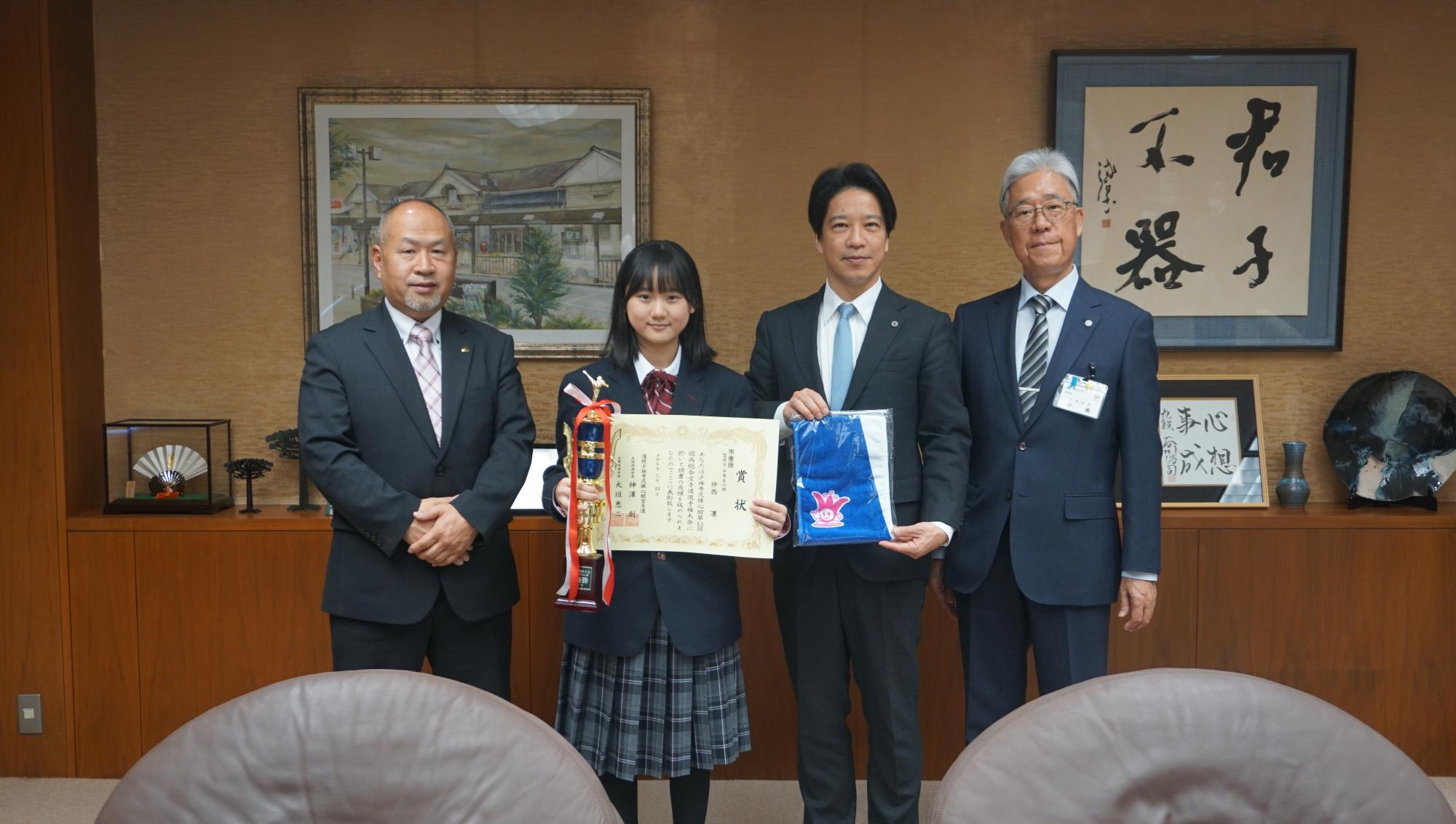 仲西選手と大垣監督、市長、教育長の写真