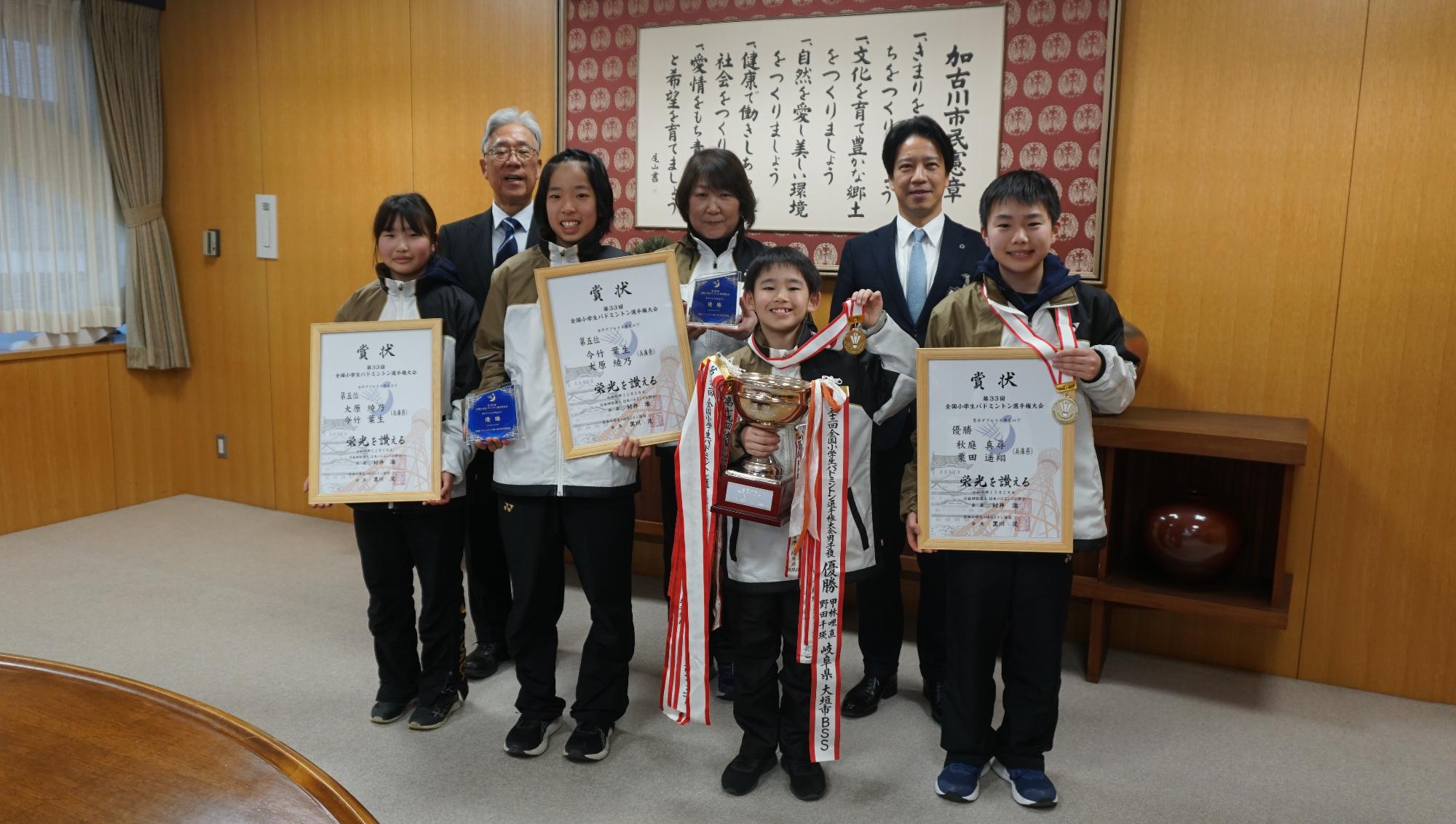 加古川ジュニアバドミントンクラブの関係者と選手、岡田市長、小南教育長