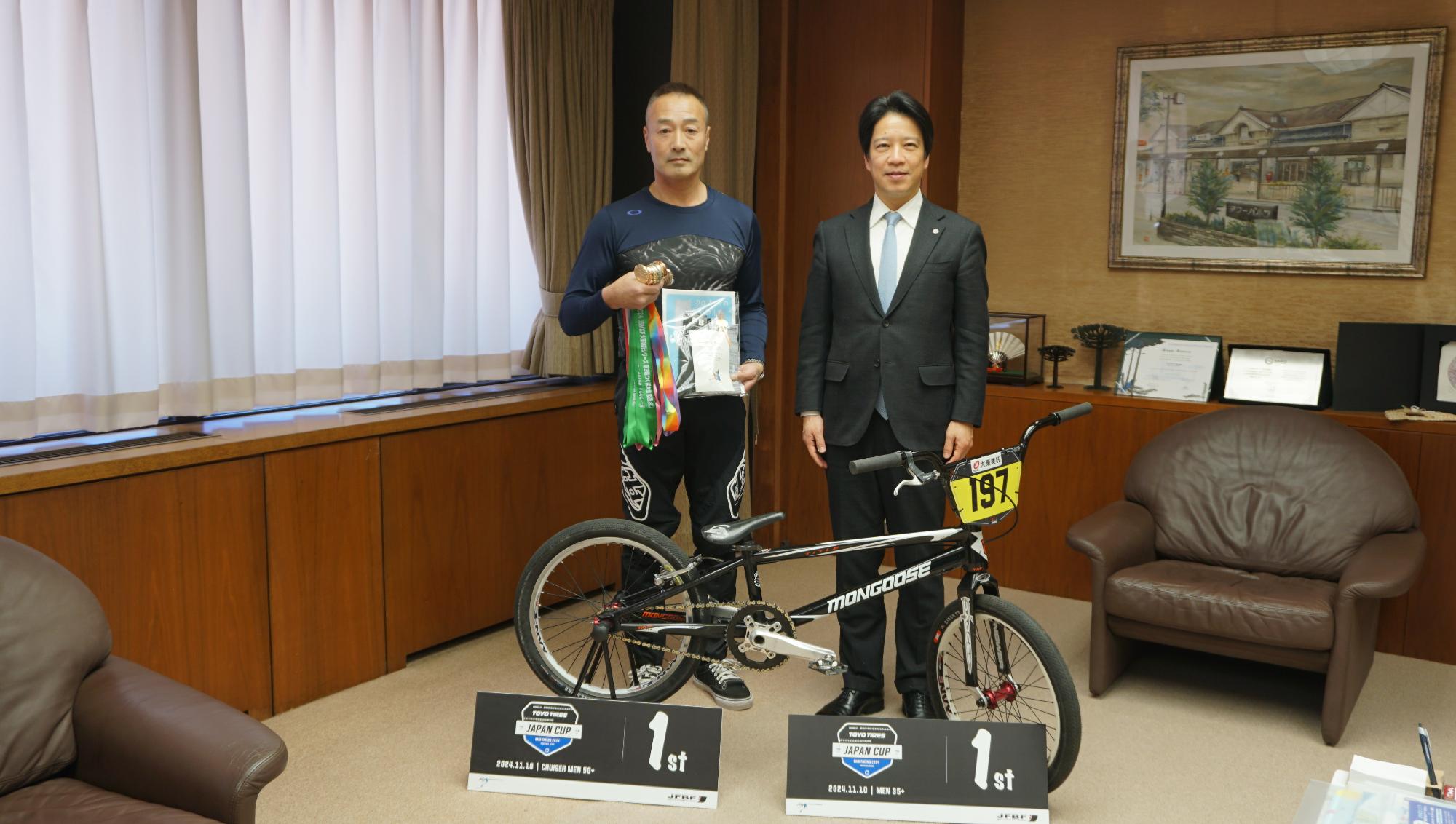 片田浩司さんと市長の写真