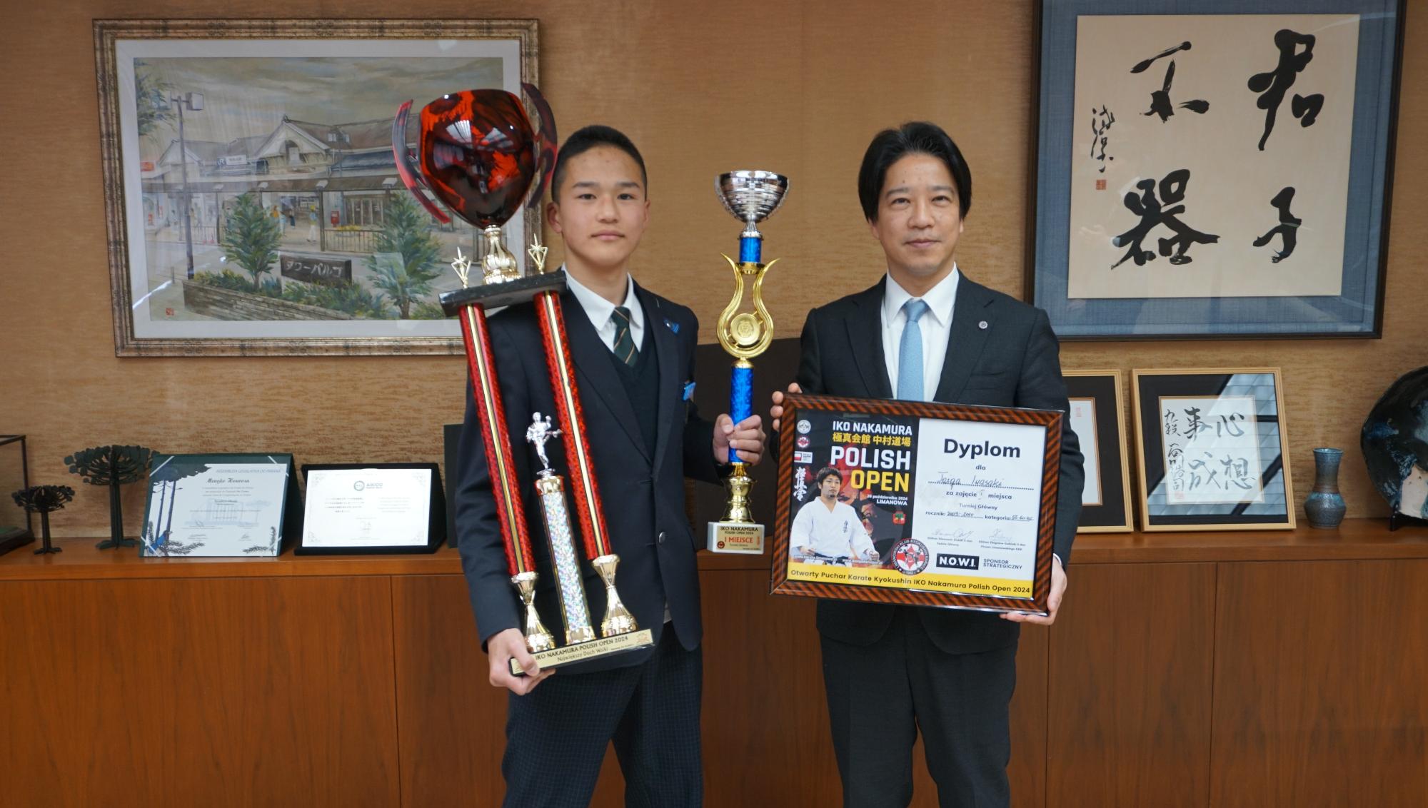 岩崎大翔さんと市長の写真