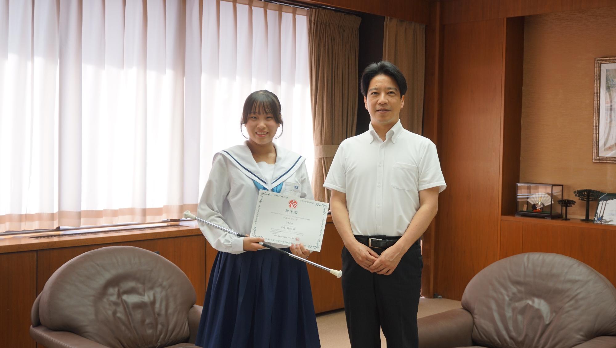 大坪愛衣さんと市長の写真