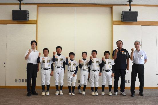 第35回全日本小学生男子ソフトボール大会に出場する兵庫播州クラブの選手と対応者の写真
