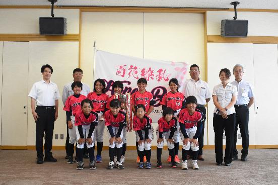 第35回全日本小学生女子ソフトボール大会に出場するHobey Beeの選手と対応者の写真