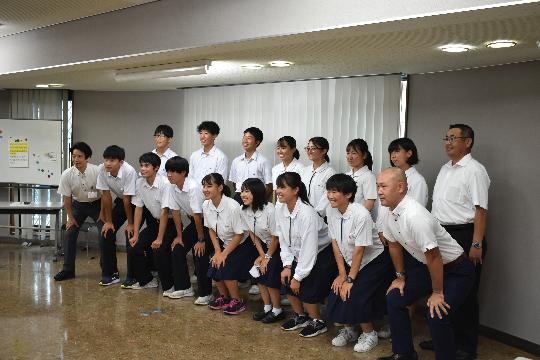 令和3年度全国高等学校総合体育大会ボート競技大会に出場する加古川西高校ボート部の選手が表敬訪問した際の集合写真