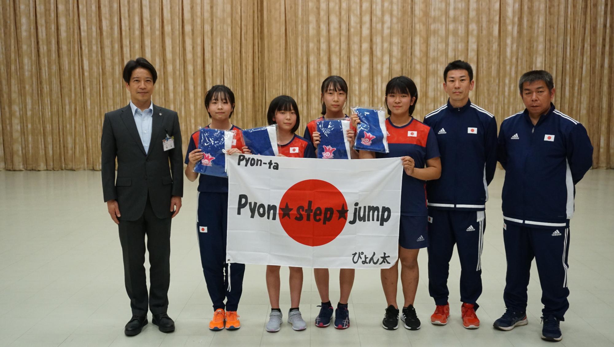 IJRU 2023 ワールドジャンプロープチャンピオンシップスに出場する選手・関係者と対応者の写真